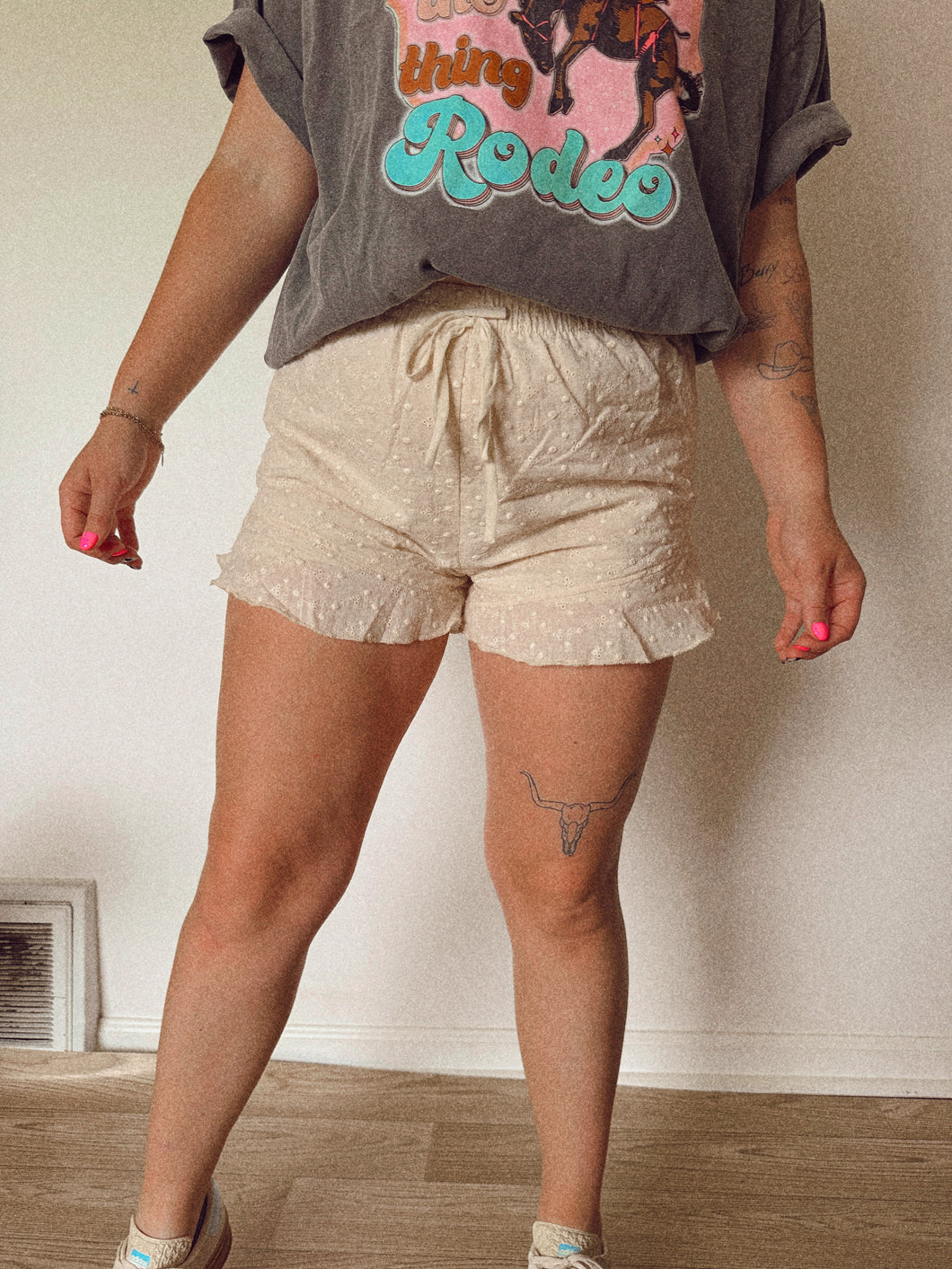 THE RUFFLE HEM SHORTS: IVORY