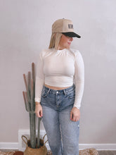 Load image into Gallery viewer, ESSENTIAL CROP LONG SLEEVE: IVORY
